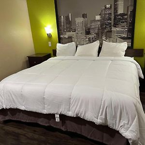 King Room Bath Tub Mobility Accessible or Non-Smoking